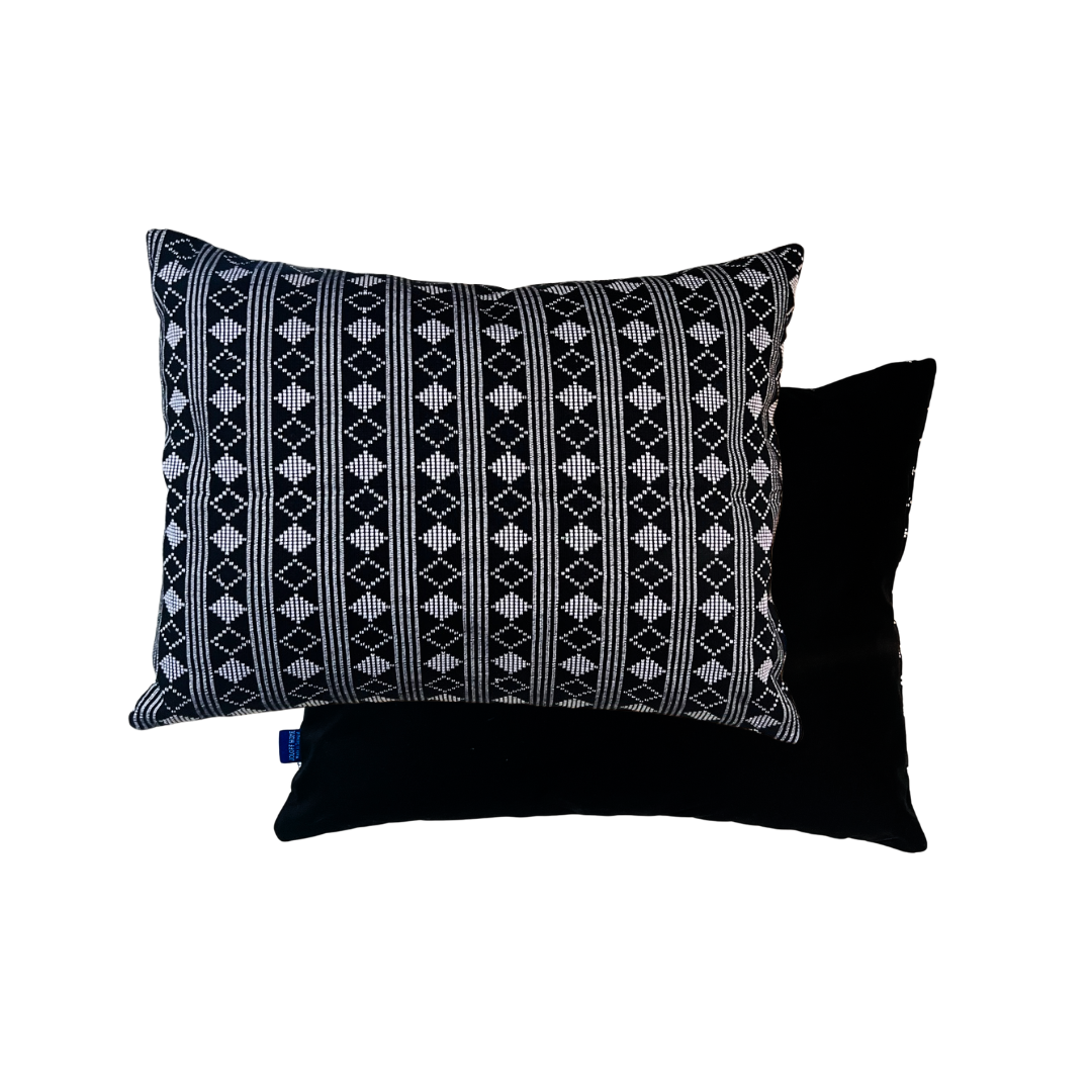 housse de coussin, pagne tissé, coussin en pagne tissé, coussin noir, coussin noir et blanc, artisanat senegalais, artisanat africain, fabrication senegalaise, decoration africaine