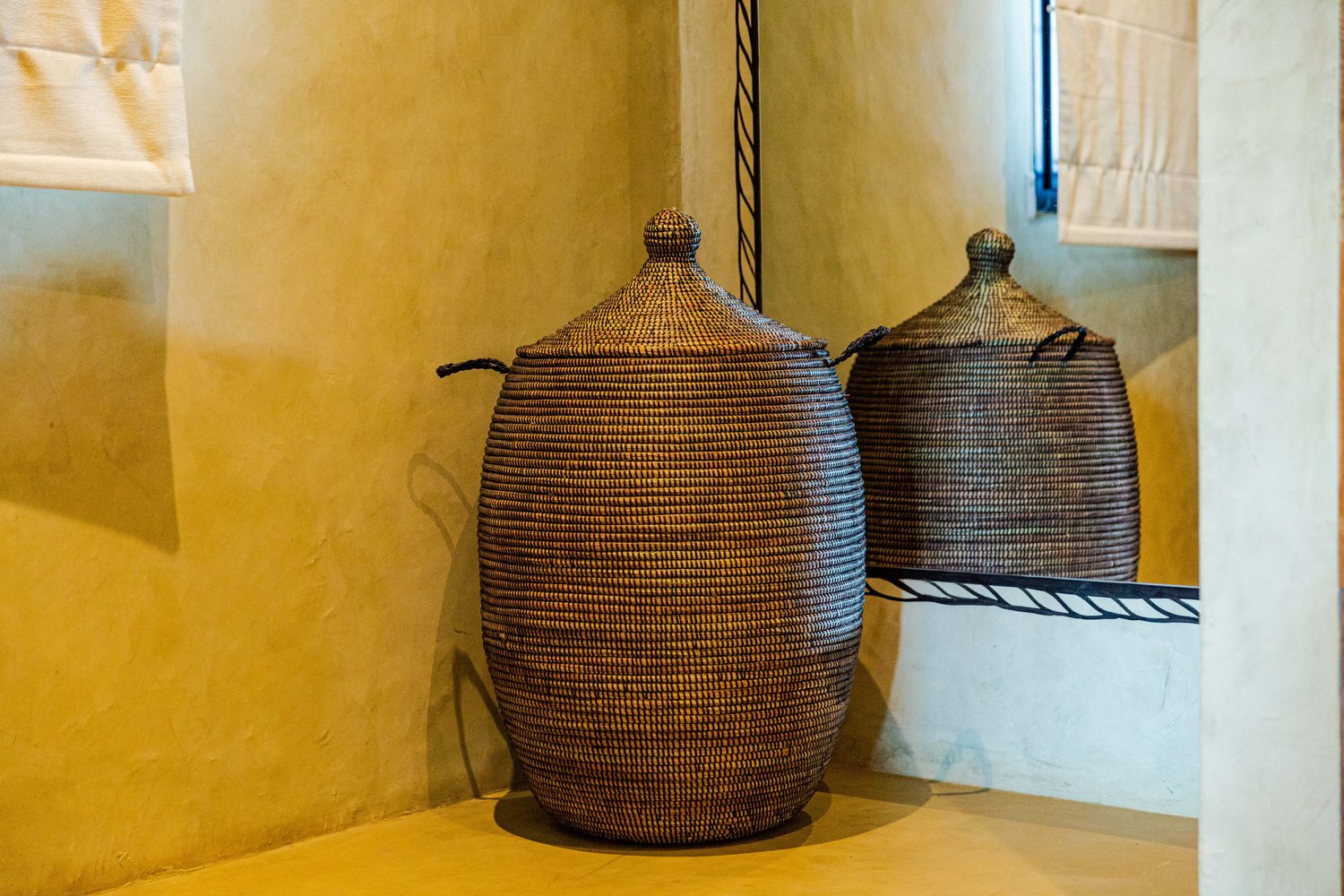 panier de rangement, panier senegalais, artisanat du senegal, panier artisanal, panier en fibre vegetale, panier naturel, joli panier à linge, panier a linge salle de main, rangement linge sale, panier marron, panier élégant, panier sobre, panier noir, panier en fiche naturelle noir, panier chic, panier moderne, panier fait main, petite panier a linge, grand panier a linge