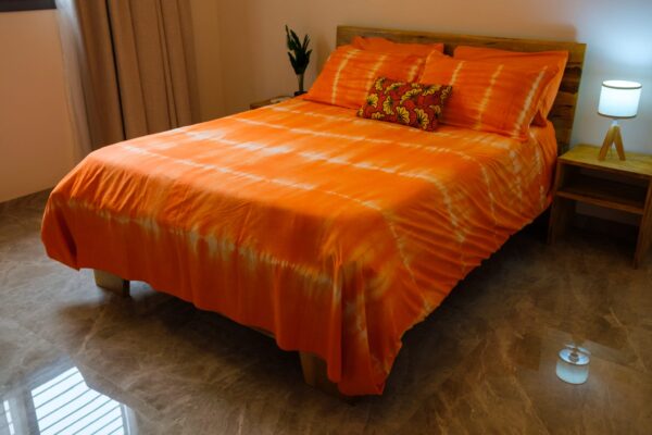 housse de couette, linge de lit, housse de lit, drap coton, fabrication sénégalaise, artisanat sénégalais, made in africa, chambre africaine, décoration africaine moderne, chambre, drap orange, housse de couette orange, artisan africain, teinture artisanale