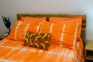 housse de couette, linge de lit, housse de lit, drap coton, fabrication sénégalaise, artisanat sénégalais, made in africa, chambre africaine, décoration africaine moderne, chambre, drap orange, housse de couette orange, artisan africain, teinture artisanale