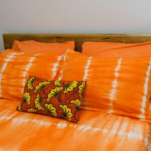 housse de couette, linge de lit, housse de lit, drap coton, fabrication sénégalaise, artisanat sénégalais, made in africa, chambre africaine, décoration africaine moderne, chambre, drap orange, housse de couette orange, artisan africain, teinture artisanale