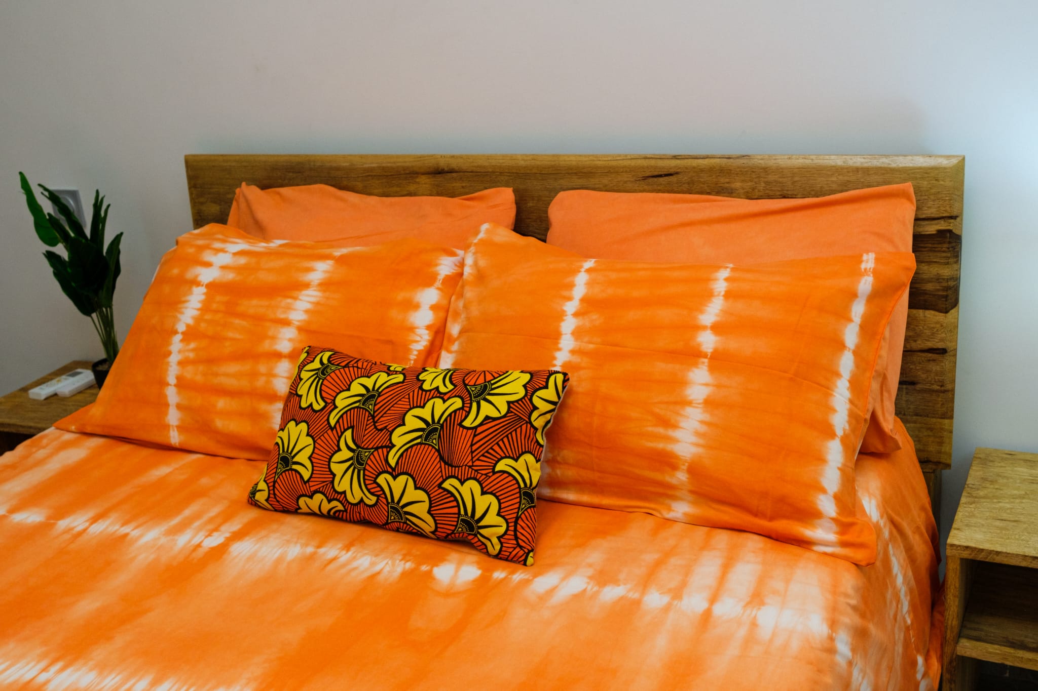 housse de couette, linge de lit, housse de lit, drap coton, fabrication sénégalaise, artisanat sénégalais, made in africa, chambre africaine, décoration africaine moderne, chambre, drap orange, housse de couette orange, artisan africain, teinture artisanale