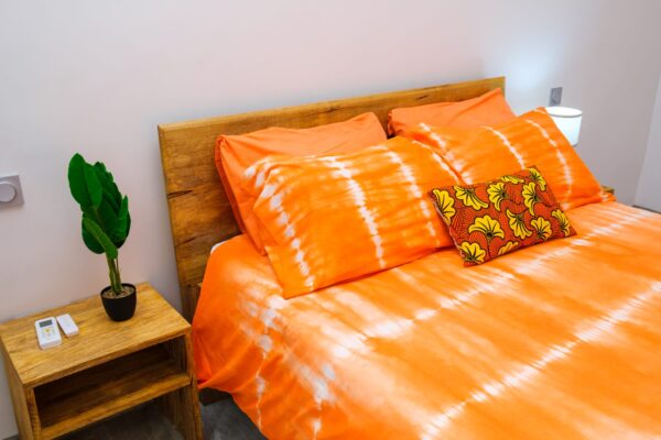 housse de couette, linge de lit, housse de lit, drap coton, fabrication sénégalaise, artisanat sénégalais, made in africa, chambre africaine, décoration africaine moderne, chambre, drap orange, housse de couette orange, artisan africain, teinture artisanale, fabrication senegalaise