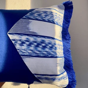 housse de coussin bleu, coussin bleu, coussin bleu indigo, housse de coussin bleu mer, coussin en faso dan fani, petit coussin bleu, coussin à franges