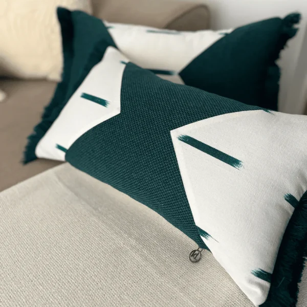 housse de coussin vert, coussin vert, coussin vert et blanc, petit coussin doux, coussin fabriqué au burkina faso, coussin faso dan fani, housse de coussin coton bio, housse de coussin en coton bio,