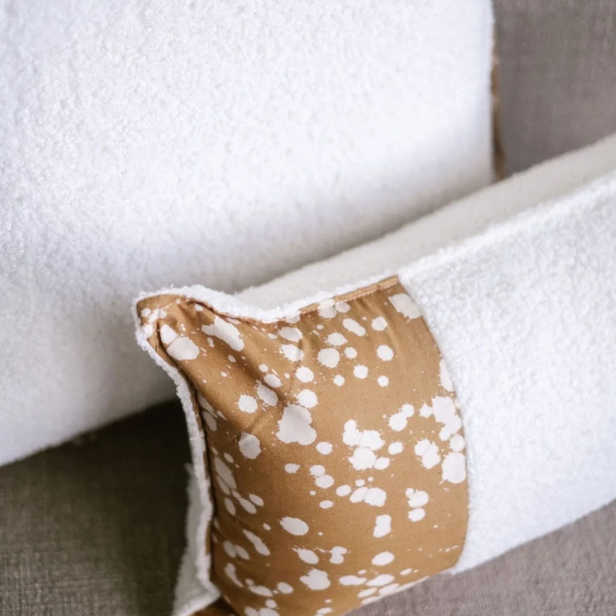 housse de coussin, batik du ghana, velours, bouclette blanc, linge de maison africain, décoration africaine, tissus ghanéen, coussin chambre